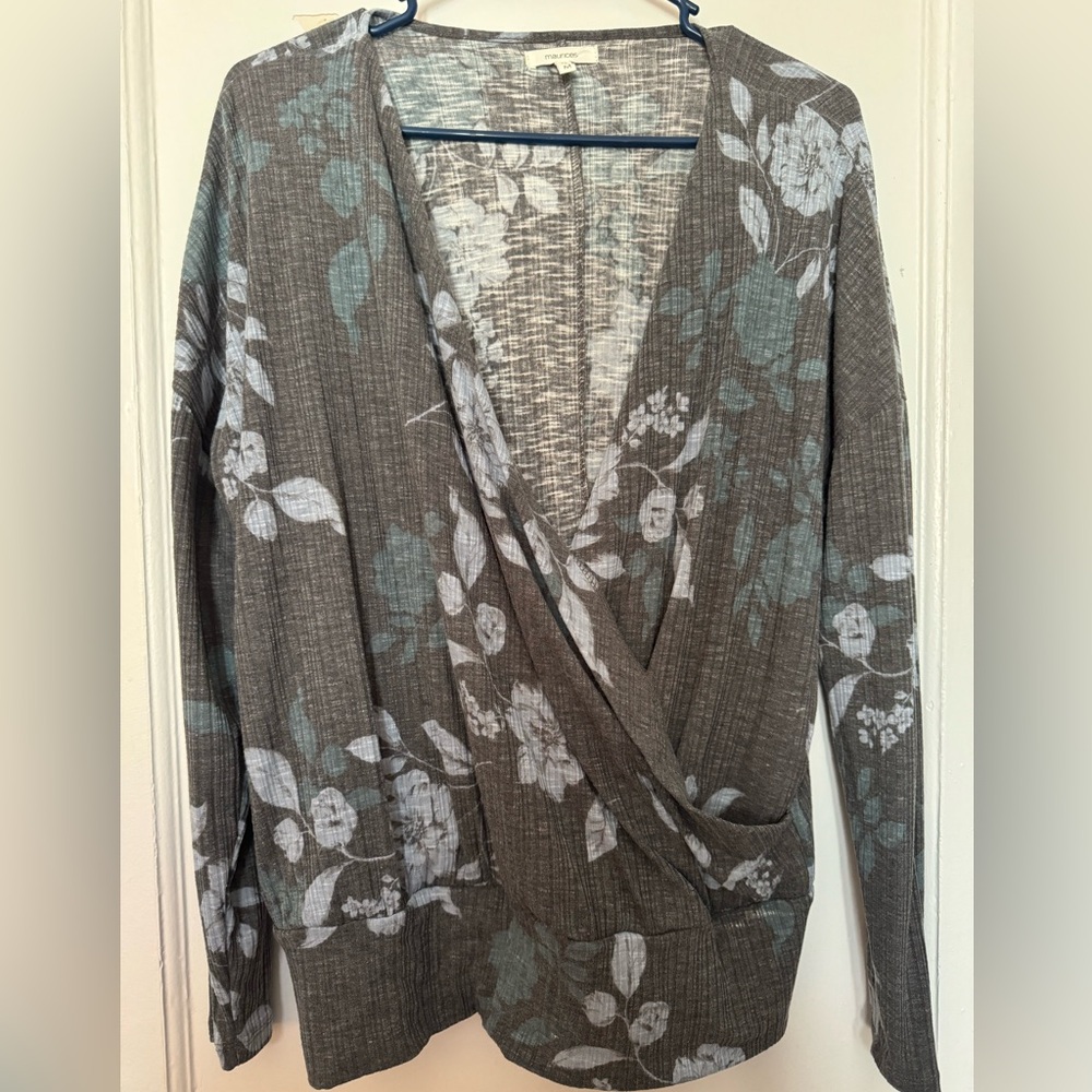 Women’s Maurices medium long sleeve gray top